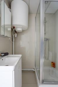 a bathroom with a shower and a sink at Le blanc mesnil bat A 2G in Le Blanc-Mesnil