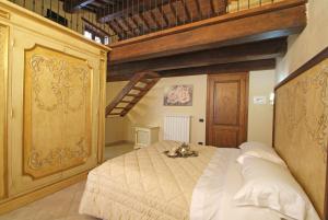1 dormitorio con 1 cama grande en una habitación en Palazzo Del Papa Agriturismo, en Strettura