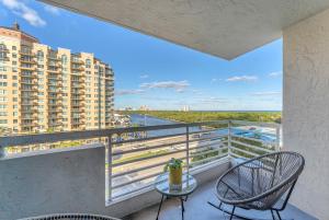 een balkon met 2 stoelen en uitzicht op het water bij Eternal Sunrise Suite in Fort Lauderdale