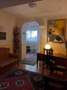 ein Wohnzimmer mit einem Sofa und einem Tisch in der Unterkunft Hotel Alexis in Rom