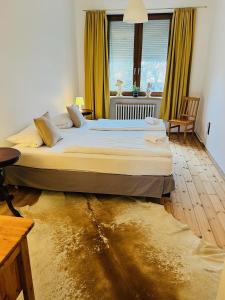 ein Schlafzimmer mit einem großen Bett mit Wasser auf dem Boden in der Unterkunft Hotel Nest in Berlin