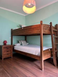 sypialnia z 2 łóżkami piętrowymi i lampką w obiekcie Casa Adelfa w Marbelli
