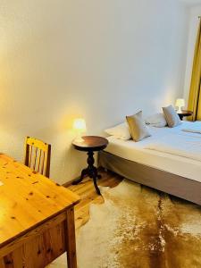 um quarto com 2 camas e uma mesa de madeira em Hotel Nest em Berlim