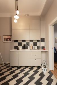 La Suite Apartment tesisinde mutfak veya mini mutfak