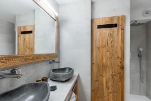 łazienka z umywalką i lustrem w obiekcie Appartement Thom's - LES GETS, en plein centre et au pied des pistes w mieście Les Gets