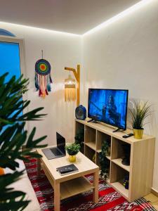 un soggiorno con TV su un tavolo di Art studio mazighen a El Jadida