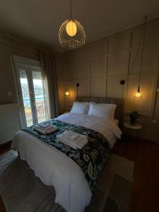 1 dormitorio con 1 cama con 2 toallas en Daphne Luxury Apartment, en Kastoria