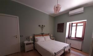 1 dormitorio con cama y ventana en B&B A Casa Tua, en Asís