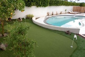 - une cour avec une piscine, un ballon de golf et un putting-green dans l'établissement Luxury Desert Retreat with Pool & Mountain View, à Palm Springs