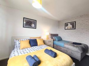 1 dormitorio con 1 cama grande y 1 sofá en Golden Palace. Free Parking, en North Tyneside