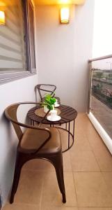 einen Tisch und einen Stuhl mit einer Pflanze darauf in der Unterkunft The SPLENDOR comfortable living by Awsom Phil in Manila