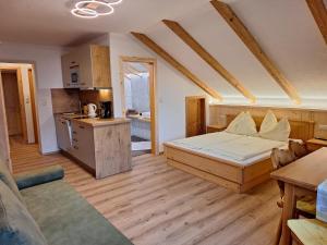 ゲストリング・アン・デア・イップスにあるBiobauernhof Poidlbauerのベッドとキッチン付きの広い客室です。