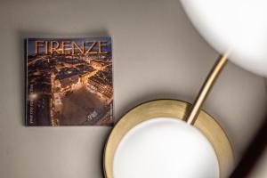 un libro en la pared junto a una lámpara en Il Terrazzino Su Boboli, en Florencia