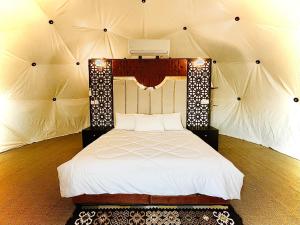 Letto o letti in una camera di Hasan Zawaideh luxury camp 2