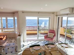 ミハス・コスタにあるBeachfront apartment Mijas Costa - Marbellaの海の景色を望むリビングルーム
