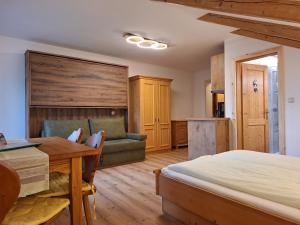 ゲストリング・アン・デア・イップスにあるBiobauernhof Poidlbauerのベッドルーム1室(ベッド1台、テーブル、ソファ付)
