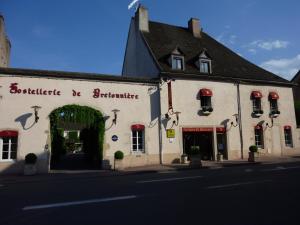 ボーヌにあるHostellerie De Bretonnière - Groupe Logis Hotelsの通り側の白い大きな建物