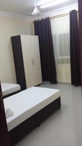 Ein Bett oder Betten in einem Zimmer der Unterkunft Golden Seasons Furnished Apartment