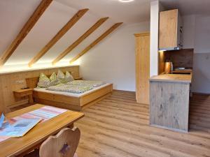 una stanza con un letto e un tavolo di Biobauernhof Poidlbauer a Göstling an der Ybbs