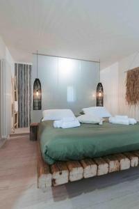 - une chambre dotée d'un grand lit avec des draps et des oreillers verts dans l'établissement Alessandro’s Home, à Chioggia