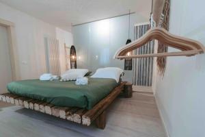 - une chambre avec un lit doté d'un cadre de lit en bois dans l'établissement Alessandro’s Home, à Chioggia