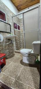 een badkamer met een toilet en een wastafel bij Sierra Minca SEDE II in Arimaca