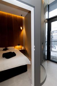 波蘭尼卡－茲德魯伊的住宿－Rentroom 1，一间卧室设有一张床和一个大窗户
