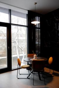 uma sala de jantar com uma mesa e cadeiras e uma janela em Rentroom 1 em Polanica-Zdrój