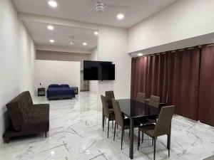 een eetkamer met een tafel en stoelen en een bed bij Apartamento confortable y bien ubicado in Santa Cruz Huatulco