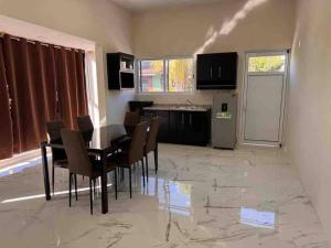 een keuken en eetkamer met een tafel en stoelen bij Apartamento confortable y bien ubicado in Santa Cruz Huatulco