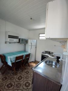 Η κουζίνα ή μικρή κουζίνα στο Edicula Central com ac e garagem