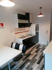 a kitchen with a sink and a counter top at Ferienwohnung I Sarrebriese in Bottmersdorf