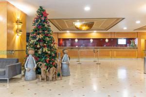 un árbol de Navidad en el vestíbulo de un hotel en Gran Villagio Hotel SP by Castelo Itaipava en São Paulo