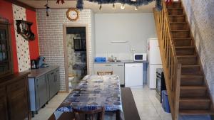 Кухня або міні-кухня у maison de vacances FRECONRUPT