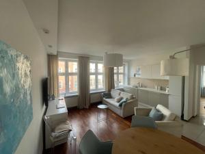 een woonkamer met een bank en een tafel bij Apartament w centrum Gdańska in Gdańsk