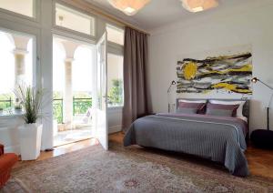una camera da letto con un letto e un dipinto sul muro di Apartment A.M.P. a Pola (Pula)
