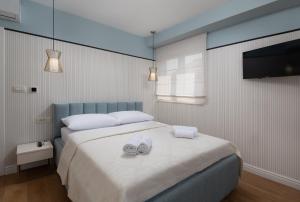 ein Schlafzimmer mit einem Bett mit zwei Handtüchern darauf in der Unterkunft Villa Bellatrix 1 & 2 - two heated pools & jacuzzi in Vrsi + 67 Fotos