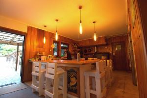 una cucina con bancone e sedie intorno di Punto Rockstar Osorno a Osorno