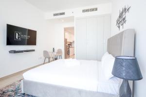 Postel nebo postele na pokoji v ubytování Elite LUX Holiday Homes - Chic & Modern Studio in JVC, Dubai