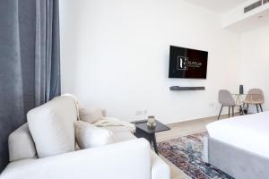 Posezení v ubytování Elite LUX Holiday Homes - Chic & Modern Studio in JVC, Dubai