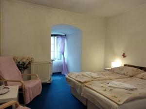 ein Hotelzimmer mit 2 Betten und einem Fenster in der Unterkunft Hotel Parkán in Prachatice