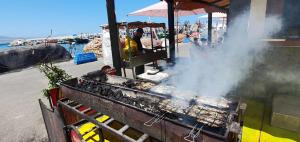 iemand die eten bereidt op een barbecue op het strand bij KABILA VISTA n3 in M'diq +24 foto's