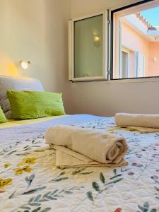 een slaapkamer met een bed met een handdoek erop bij Beach House - Matta e Peru in Tanaunella