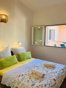 een slaapkamer met 2 bedden en een raam bij Beach House - Matta e Peru in Tanaunella