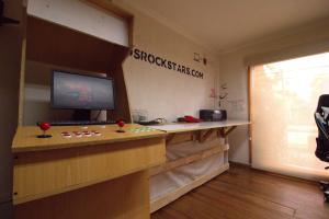 una camera con scrivania e computer di Punto Rockstar Osorno a Osorno