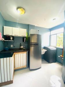 a kitchen with a stainless steel refrigerator in it at Apartamento 2 quartos Rio Centro - Barra Olímpica in Rio de Janeiro