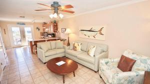un salon avec un canapé et une table dans l'établissement 3 Palms West, à Gulf Shores