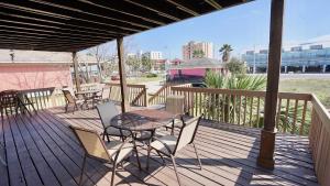 une terrasse avec des tables, des chaises, une table et des chaises dans l'établissement 3 Palms West, à Gulf Shores