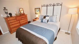 une chambre avec un grand lit et une commode dans l'établissement 3 Palms West, à Gulf Shores