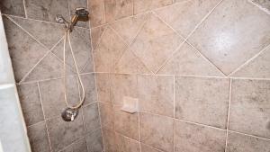 La salle de bains est pourvue d'une douche et d'un mur carrelé. dans l'établissement 3 Palms West, à Gulf Shores 36 autres photos